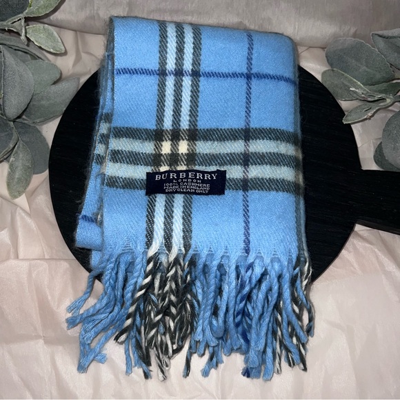 *MINT* Burberry London 100% Cashmere Scarf Made in England Blue Nova Check - Picture 13 of 13